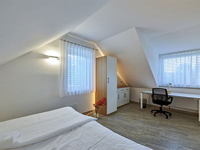 Schlafzimmer mit Kleiderschrank und Arbeitsplatz