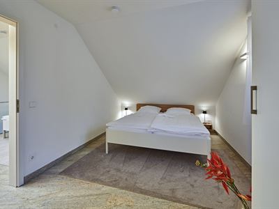 Schlafzimmer mit großem Doppelbett