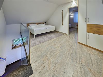 Schlafbereich mit Glasgeländer zum Treppenhaus