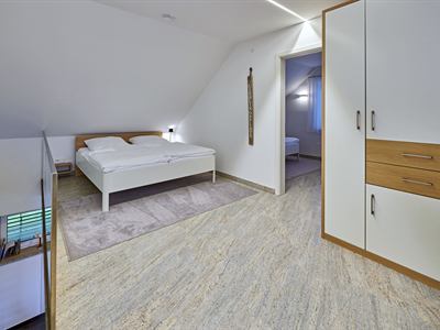 Schlafbereich mit Kleiderschrank