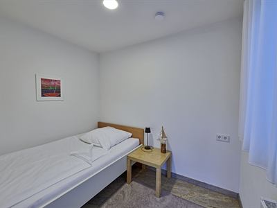 Barrierefreies Schlafzimmer im Erdgeschoss mit Kingsize-Bett