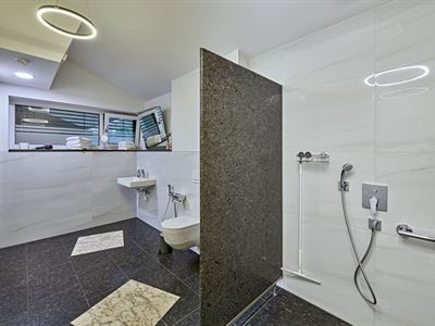 Bad mit bodengleicher Dusche