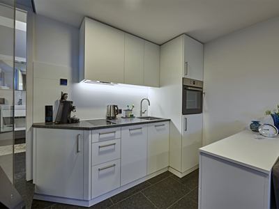 Küchenzeile mit Backofen, Kochfeld und Kaffeemaschine