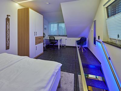 Schlafbereich mit Kleiderschrank und Arbeitsplatz