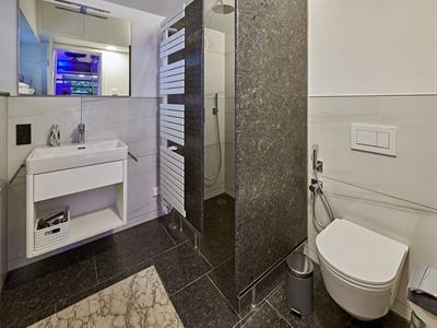 Bad mit bodengleicher Dusche und Waschtisch