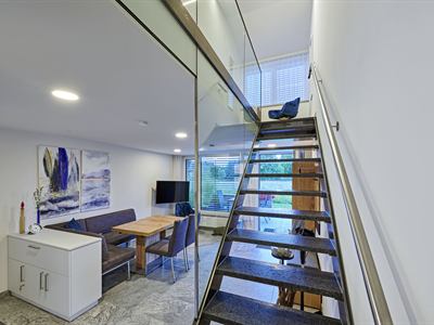 Wohnbereich mit Essplatz und Treppe ins Obergeschoss