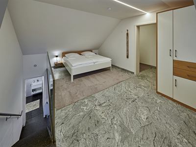 Schlafbereich mit Kleiderschrank unter der Dachschräge