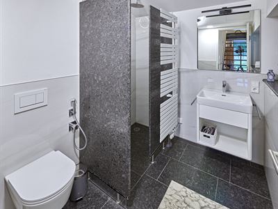Bad mit bodengleicher Dusche und Waschtisch